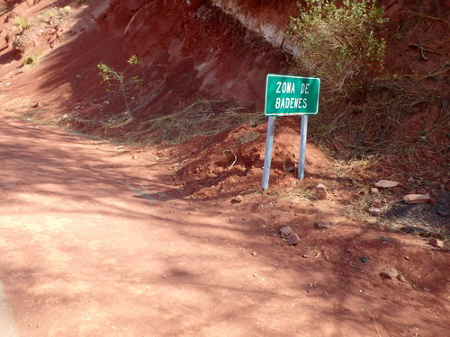 Zona de Badenes (Area of Speed Bumps ahead).
